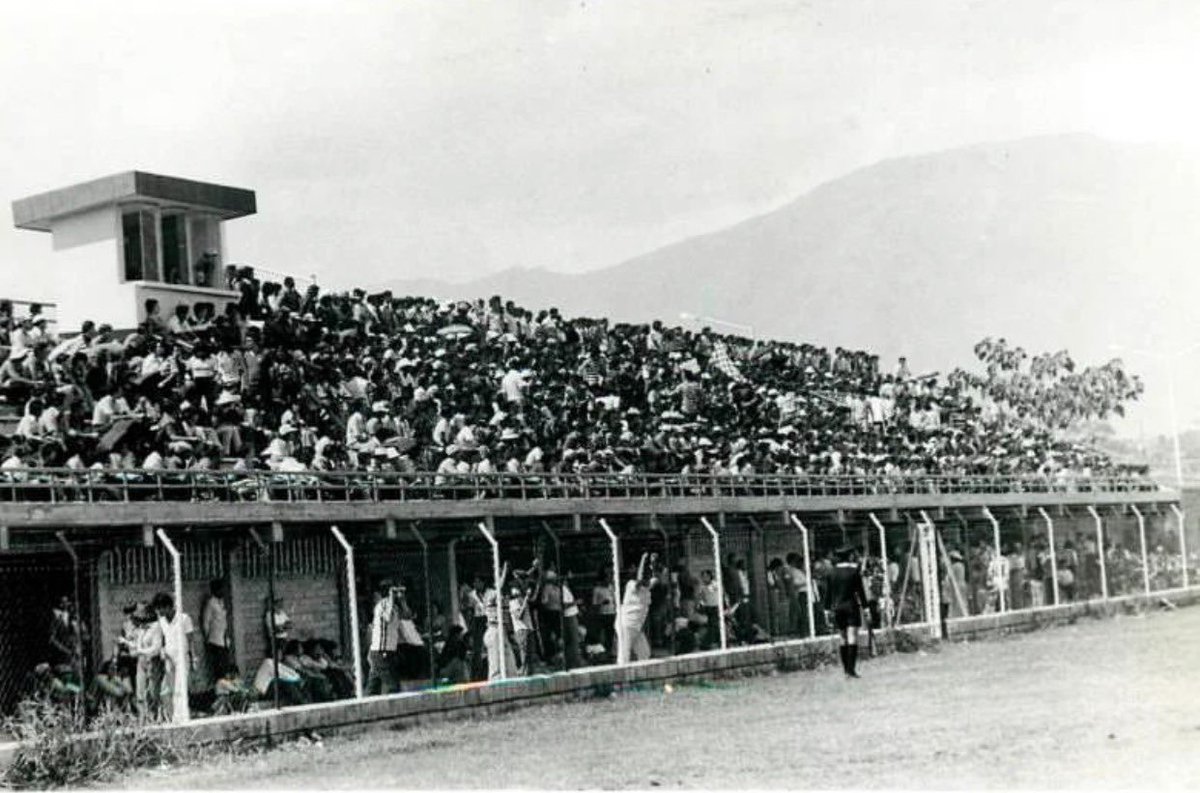johnber8a's tweet photo. El estadio “Cincuentenario Arturo Bustamante”, puesto al servicio en 1979, el segundo de Medellín, después del Atanasio Girardot, que también cuenta con cancha auxiliar en arenilla, donde entrenan y compiten 10 clubes aficionados del sector, es uno de los bienes patrimoniales de Medellín @PatrimonioMDE que ha atendido 20.000 partidos. ➕fútbol ➖conciertos en los escenarios deportivos @IndeportesAnt @MinDeporteCol @ConcejoMedellin @asambleadeant @CapsulasFutbol @wilsondiazs @Rafagol_Linares @prensagutierrez @hpalau @jhonjaimeosorio @eduarfutbol @kmiloglobo @Yulianasuaza84 @Teleantioquia @Telemedellin @CaracolMedellin @elsaludodedani @paisadeportes @RougetTaborda @JuanPabloRuaJim @roberterito @aquientrenos790 @QHuboMedallo @ELTIEMPO @elcolombiano @minuto30com @RadioMunera @Antena2RCN @elsaludodedani @elkinlavoe @bermudez @DifutbolOficial @FCF_Oficial @LinaGarciaGanan @SantyMartinezM @Torresciclismo