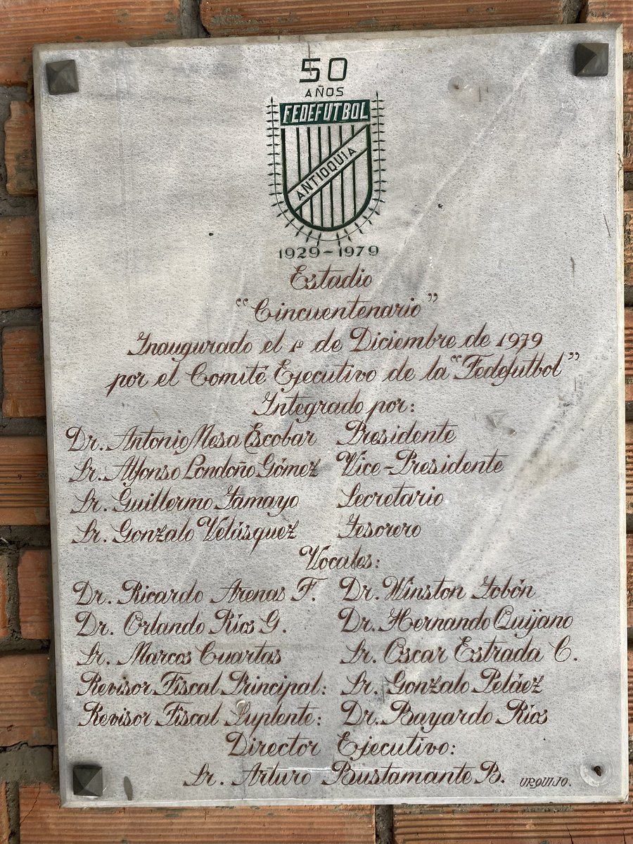 johnber8a's tweet photo. El estadio “Cincuentenario Arturo Bustamante”, puesto al servicio en 1979, el segundo de Medellín, después del Atanasio Girardot, que también cuenta con cancha auxiliar en arenilla, donde entrenan y compiten 10 clubes aficionados del sector, es uno de los bienes patrimoniales de Medellín @PatrimonioMDE que ha atendido 20.000 partidos. ➕fútbol ➖conciertos en los escenarios deportivos @IndeportesAnt @MinDeporteCol @ConcejoMedellin @asambleadeant @CapsulasFutbol @wilsondiazs @Rafagol_Linares @prensagutierrez @hpalau @jhonjaimeosorio @eduarfutbol @kmiloglobo @Yulianasuaza84 @Teleantioquia @Telemedellin @CaracolMedellin @elsaludodedani @paisadeportes @RougetTaborda @JuanPabloRuaJim @roberterito @aquientrenos790 @QHuboMedallo @ELTIEMPO @elcolombiano @minuto30com @RadioMunera @Antena2RCN @elsaludodedani @elkinlavoe @bermudez @DifutbolOficial @FCF_Oficial @LinaGarciaGanan @SantyMartinezM @Torresciclismo