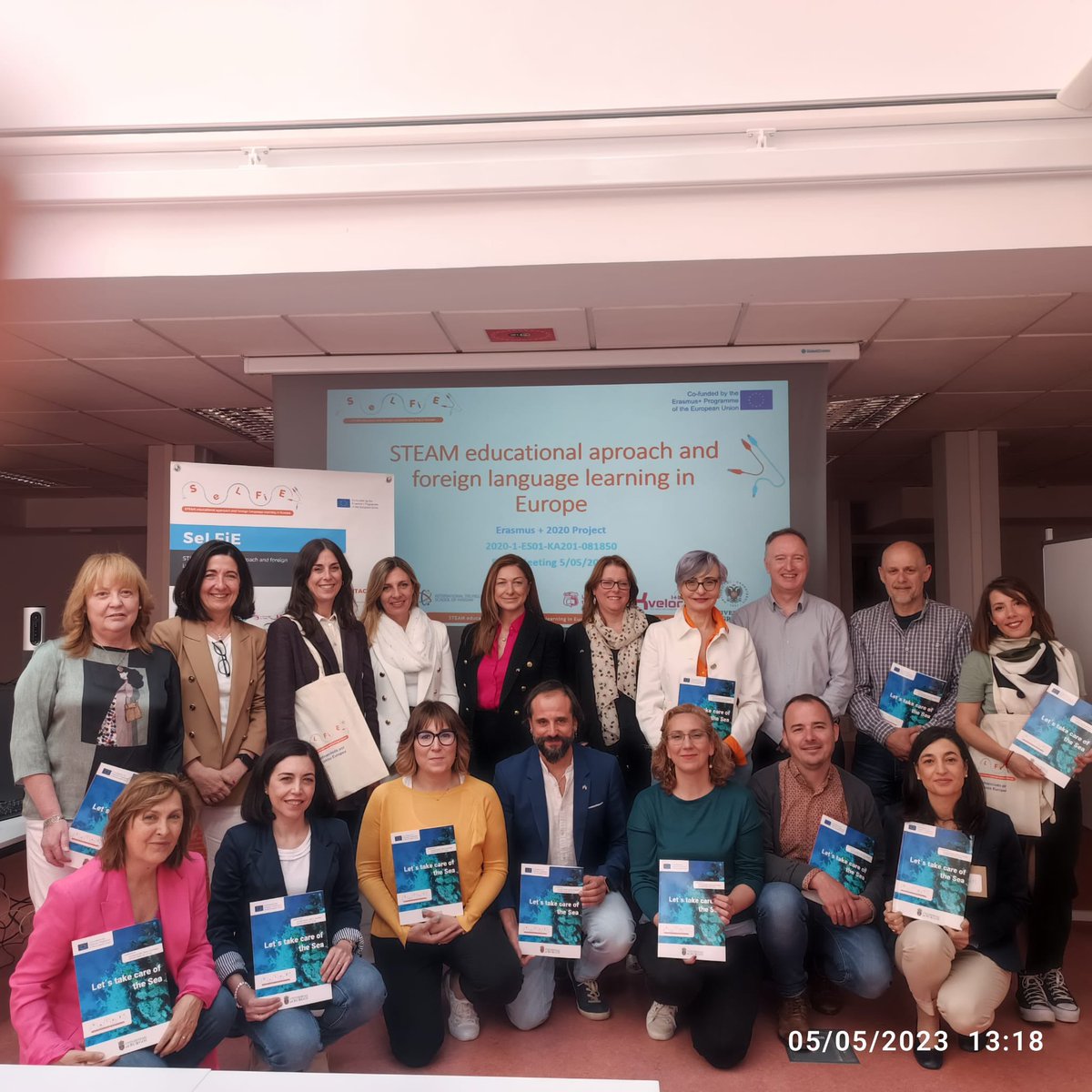 cfieburgos's tweet photo. Hoy hemos estado trabajando con nuestros compañeros del proyecto @SELFIE_CLILSTEM para analizar los resultados obtenidos. Nos sentimos muy orgulloso😁 del trabajo realizado.

#formacionCyL #innovaCyL #internacionalizaCyL #CLIL #STEAM https://t.co/1TiAj690e3