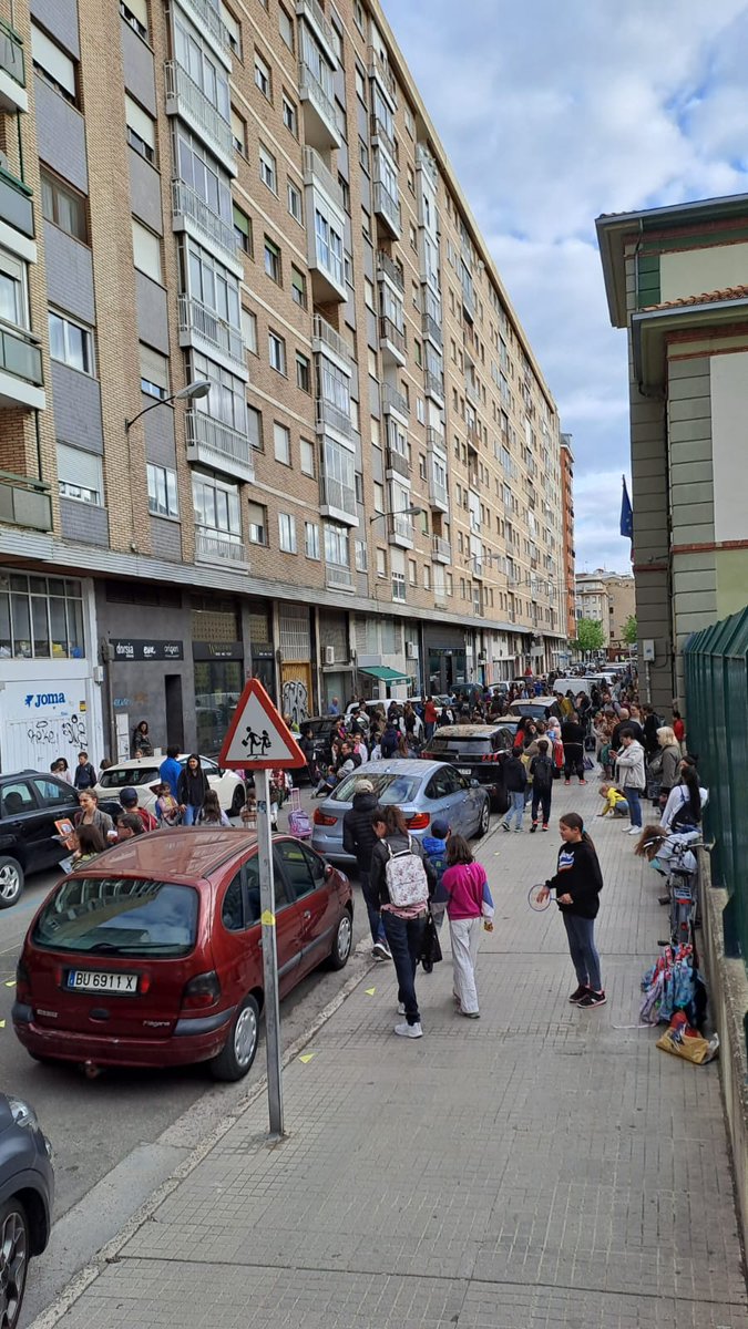 Los alumnos de CEIP Vadillos  han tomado la calle para convertirla en una zona de juego y reivindicar así calles abiertas para la infancia. ¡Enhorabuena a la organización!
#CallesAbiertasParaLaInfancia
#StreetsForKids