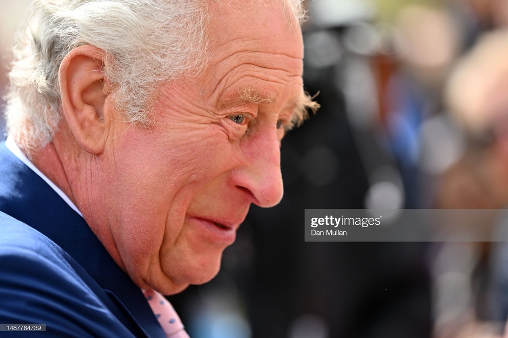 .#KingCharles III, prior to his #Coronation with #PrinceWilliam, Prince of Wales and #Catherine, Princess Of Wales greet members of the public along the Mall in #London, England.  | May 05, 2023 | 📷: @Carl_Court + @Dan_Mullan + @photomcq + Toby Melville/WPA #GettyNews #GettyVIP