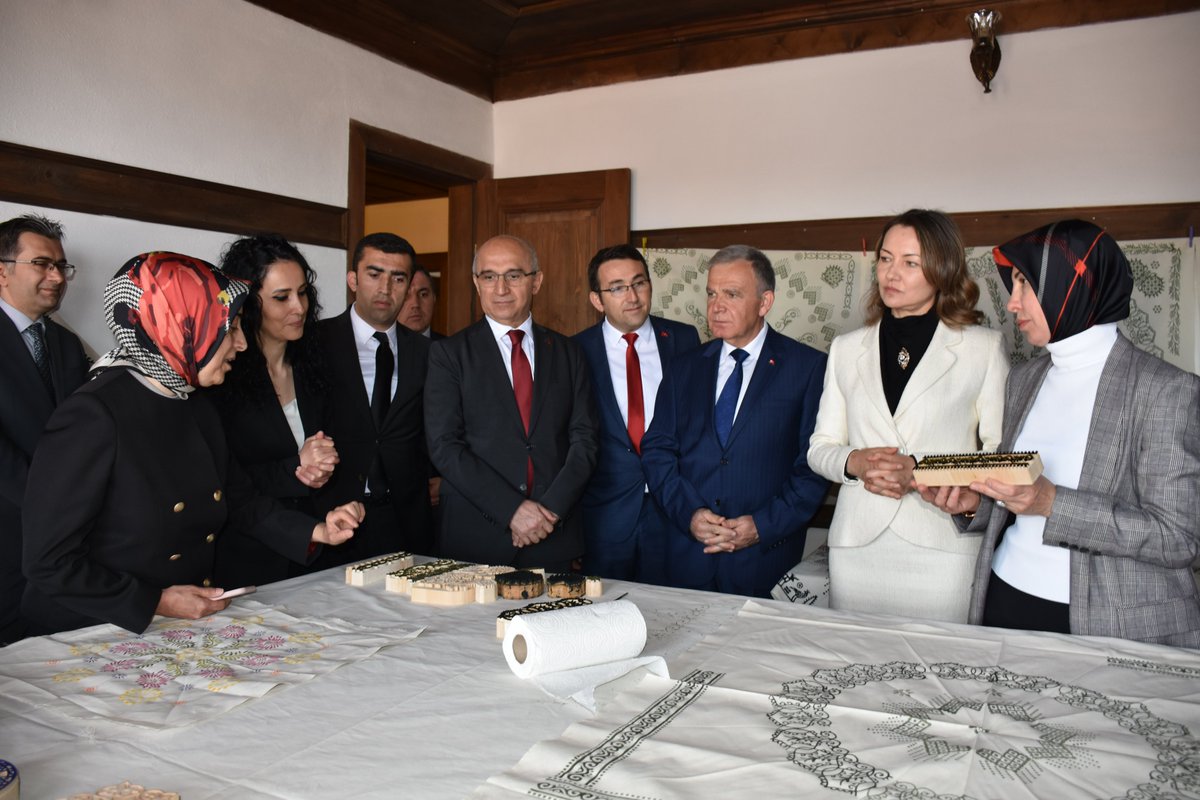 kastamonumem's tweet photo. BAKAN YARDIMCIMIZ SAYIN SADRİ ŞENSOY VE SAYIN BAKANIMIZIN EŞİ SAYIN NEBAHAT ÖZER, OLGUNLAŞMA ENSTİTÜMÜZÜ ZİYARET ETTİ
Detay:👉https://t.co/f9lCTlLFeq
@tcmeb @prof_mahmutozer @bahcac_oglu  @SerkanDEMRKRN https://t.co/8VEuwQYbER