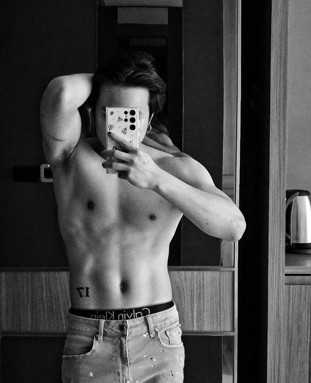 hourly_jamess's tweet photo. james posted this on instagram 😳🖤

#jamyjamess #JMJ #JMJLabel https://t.co/GqobDZxeM6