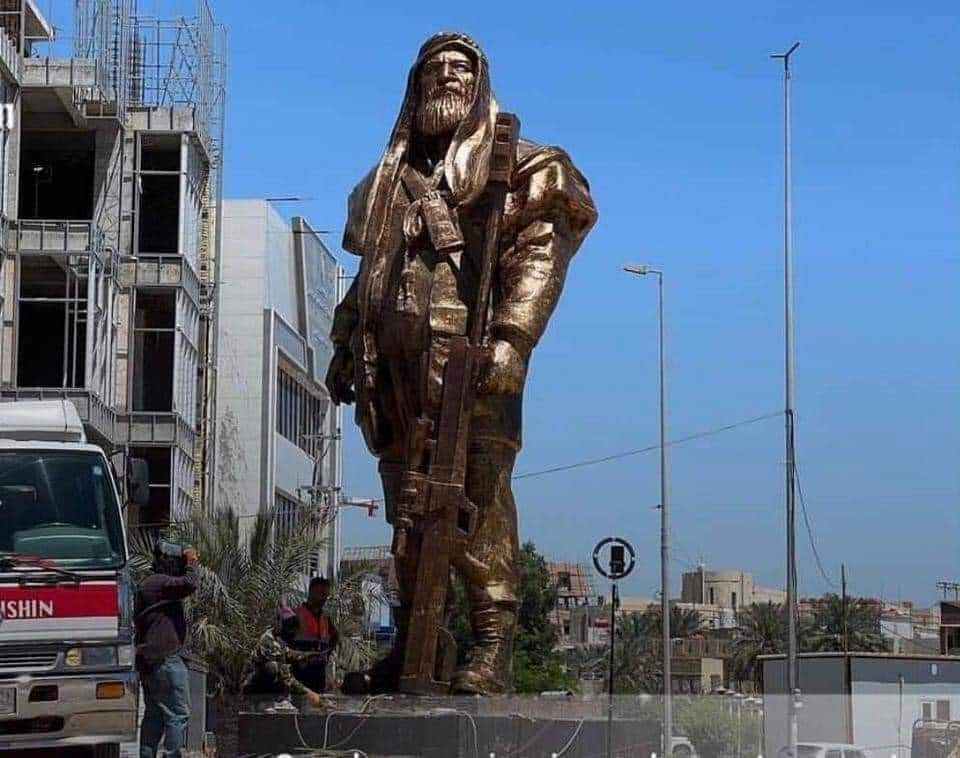 لا أرى هنالك شخص يستحق أن يجسد هذا البيت الذي كتبه لنا الراحل عريان ال سيد خلف سوى القائد أبا تحسين الصالحي       👇👇

هلي وآخر مكاتيبي كتبتلكم على الگاع 
ابنكم باعته الدنيا ولا باع ❤️🇮🇶

هذا البيت المفروض يتخلى ورة التمثال مباشرة بلافته ضوئيه