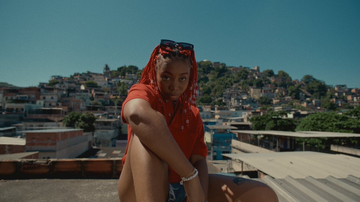 micagirlfire's tweet photo. “Pulei a janela” estreia daqui a pouquinho e estou ansiosa. De longe é o MAIOR clipe que já fiz na minha vida ❤️ 
Deixo aqui esses registros lindos 🥹 https://t.co/HQ6gw5JFYP