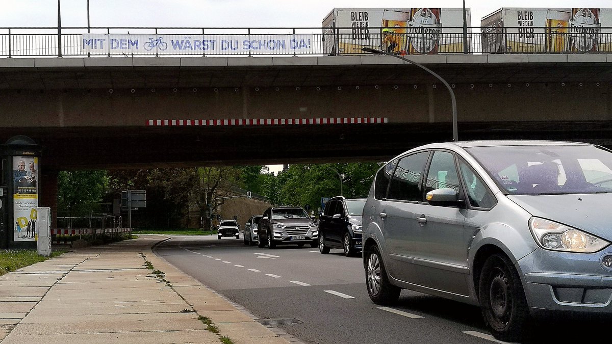 Heute gesehen an der #Carolabrücke. #MitDemRadWärstDuSchonDa