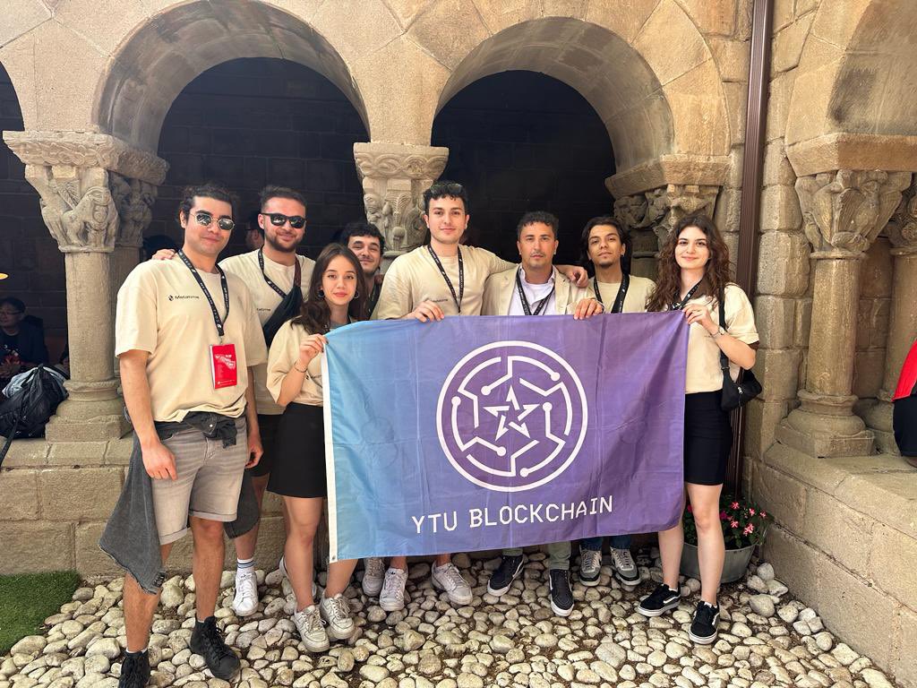 BlockchainYtu's tweet photo. Avalanche Summit II için Barselonadaydık🇪🇸
3 gün boyunca bu harika atmosferde çeşitli panellere ve workshoplara katıldık.

T-shirtlerimiz için Eylül Şahin’e ve tüm desteklerinden dolayı @metatimecom’a  çok teşekkür ederiz.

Adiós!

#Avalanche #AvalancheSummit https://t.co/s7G8HUTgmX