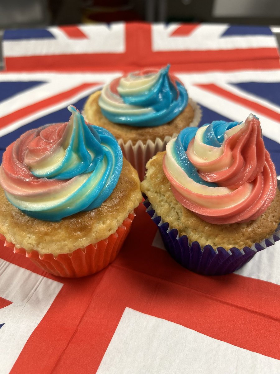 #CoronationBigLunch at <a href="/FirthParkAcad/">Firth Park Academy</a> today 👑 <a href="/_HutchisonCater/">Hutchison Catering</a> 🍴we served Coronation Chicken pie 🥧 British Bangers,Tikka Masala Crown Tortillas 🌮 followed by a selection of British Afternoon tea faves 🧁