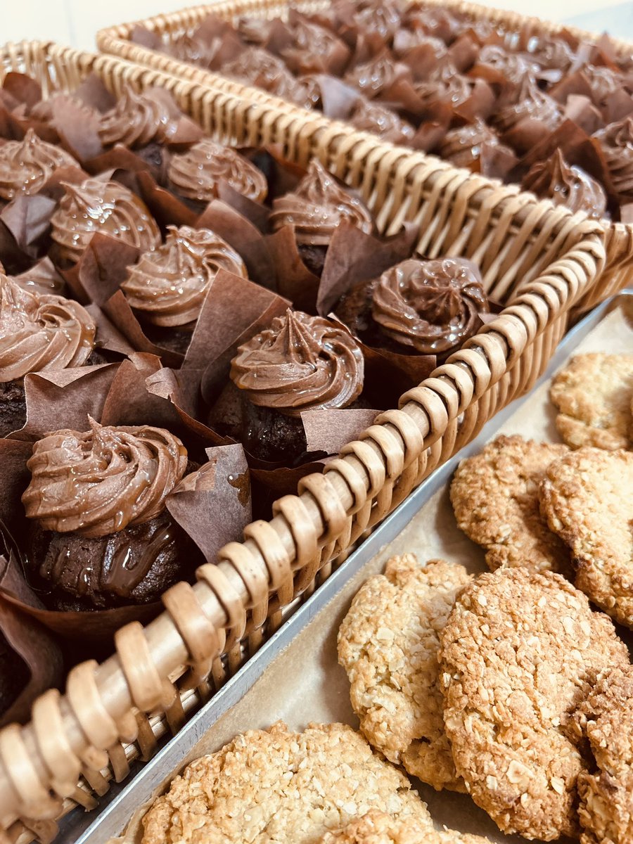 vickyartistwain's tweet photo. #CoronationBigLunch at @FirthParkAcad today 👑 @_HutchisonCater 🍴we served Coronation Chicken pie 🥧 British Bangers,Tikka Masala Crown Tortillas 🌮 followed by a selection of British Afternoon tea faves 🧁 https://t.co/xOc9KiD1ED