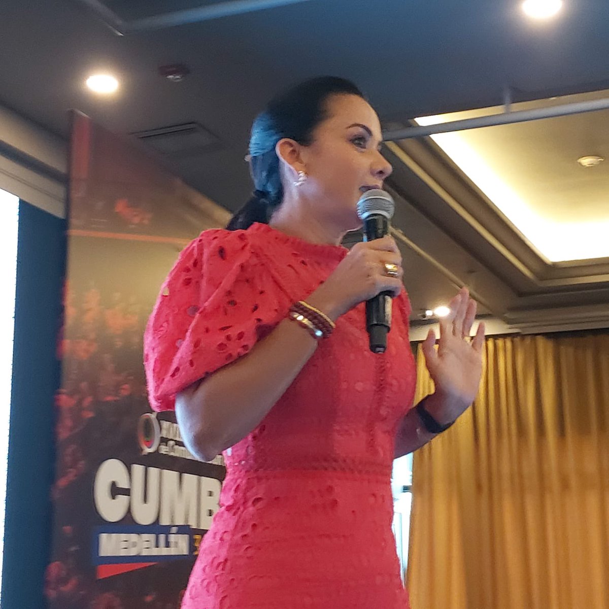 ALLcommx's tweet photo. Ya inició el tercer día de conferencias en la #CumbreMedellín, ahora se presenta @marcelaaguinaga desde Ecuador y prefecta electa de Guayas. https://t.co/Pshb4CSohy