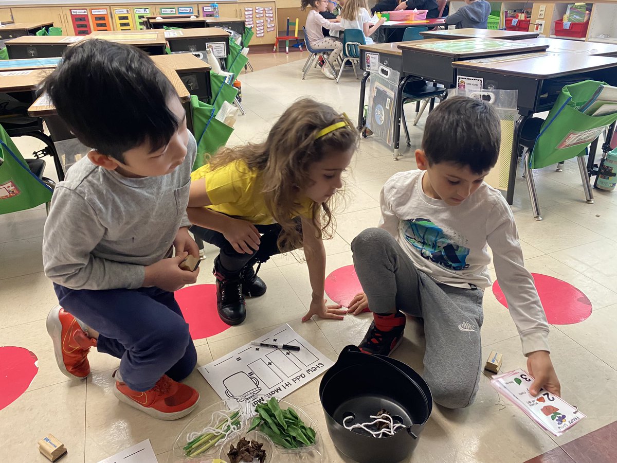 Some flower stew for math stations! <a href="/AlisonLButler/">Alison Butler</a> <a href="/MrsKirell/">Mrs. Kirell</a> <a href="/NorthSideEW/">North Side School</a> #ewlearns