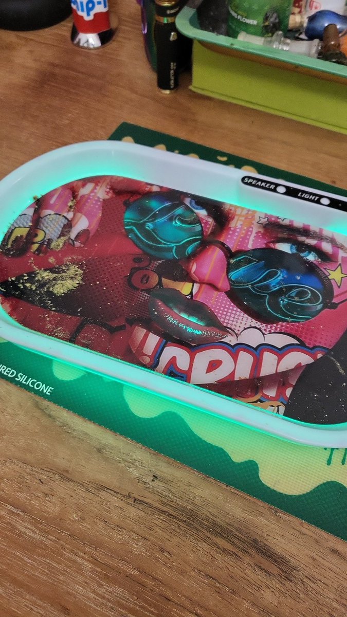 daphne_mcgill's tweet photo. @medicatedfally My tray 
Bose speaker and changes colors love it https://t.co/1XYdNPuZ2x