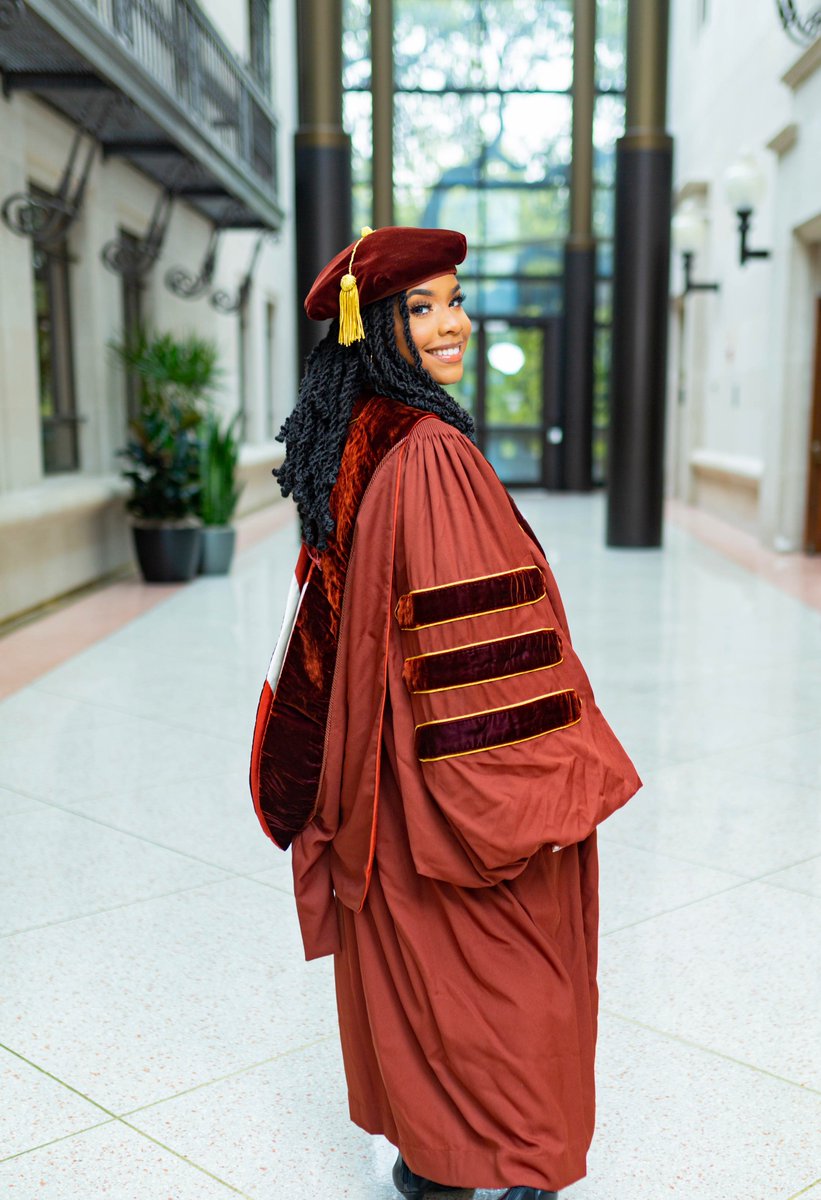 klanae_3's tweet image. I am graduating from The University of Texas School of Law tomorrow.

It has been a challenging but fulfilling 3 years. 

Thank you God! 🤘🏽