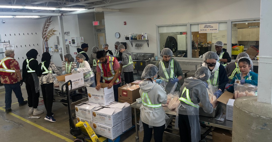 .<a href="/PembinaTrails/">Pembina Trails SD</a> would like to thank and congratulate Ms. Louis' gr 8 class <a href="/southpointe/">South Pointe</a> for their tremendous work today <a href="/harvestmanitoba/">Harvest Manitoba</a>

Thanks to their generosity, hundreds of Manitobans will have food on Monday.

#AccomplishAnything #PembinaTrailsProud