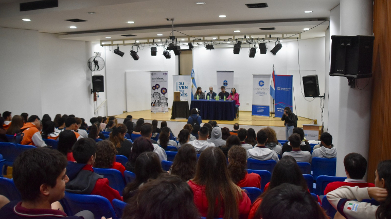 MuniParana's tweet photo. 👉Se desarrolló la primera jornada de talleres del programa #HoyParticipamos
🗳️ La actividad, en torno a la democracia, derechos y voto joven, tuvo lugar este jueves en la @fcedu_uner
🙋🙋♀️ Participaron alumnos de seis escuelas secundarias
ℹ️ https://t.co/OSvLtBe5qK https://t.co/ECgxEZLgdY