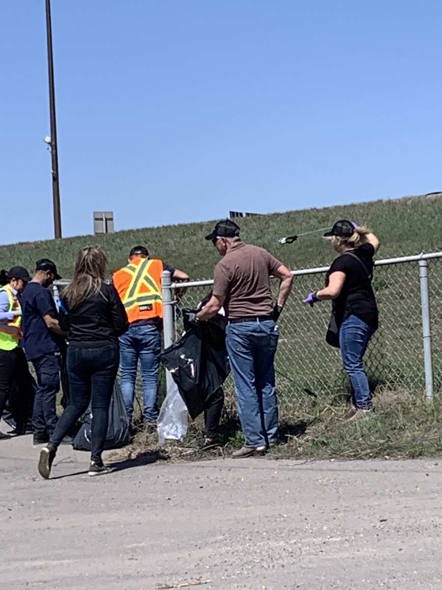 yycsherri's tweet photo. @GDIServices The Calgary team participated in the Annual #yyccleans today!  Great work team #MakingADifference #thegdiway https://t.co/h2U6miVYzu