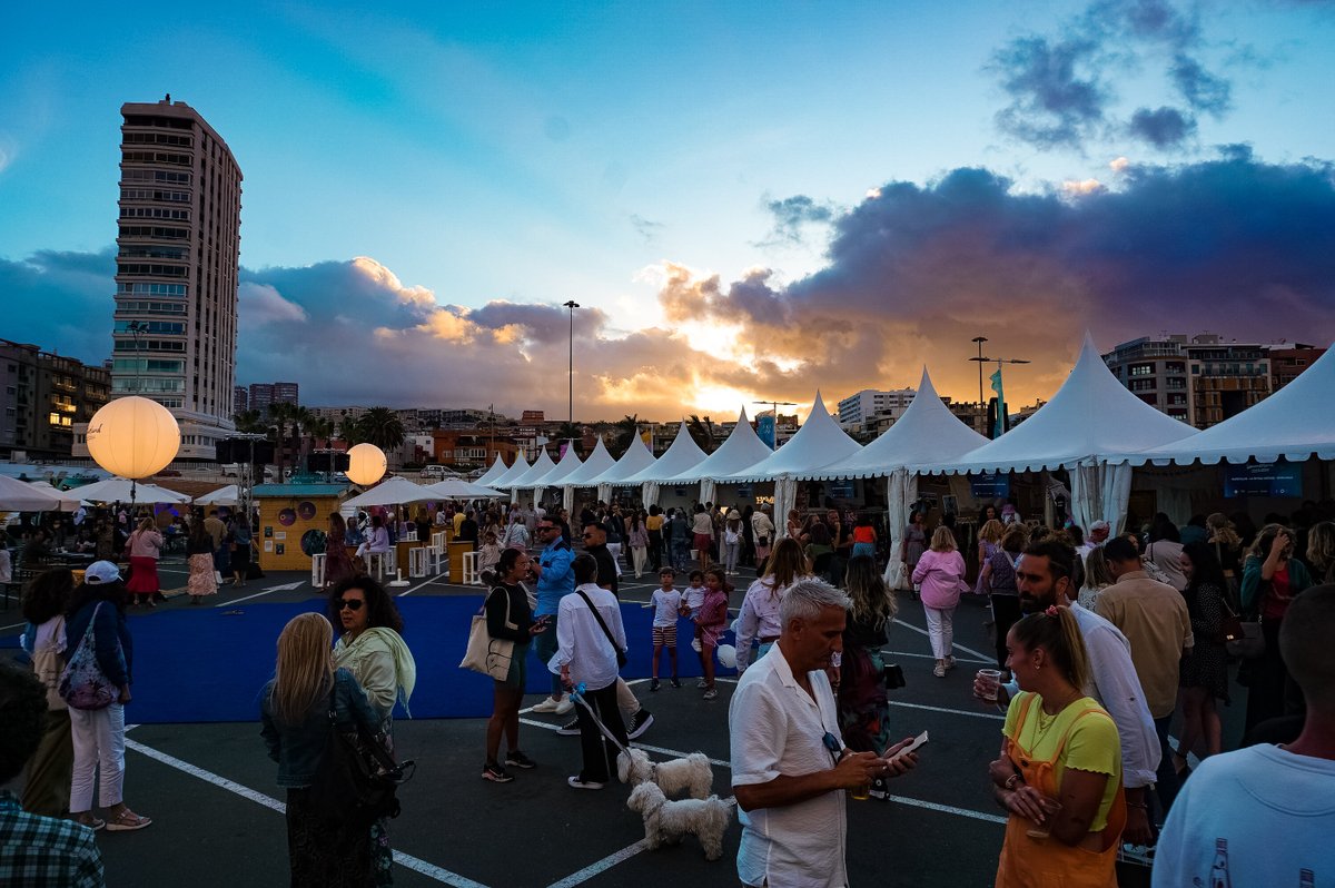 GranCanariaMC's tweet photo. 🌅✨ ¡El sol se pone en #GranCanariaSummerland! Pero aún queda mucho por disfrutar, en la zona de ocio hasta medianoche con conciertos en vivo y los mejores food trucks. ¡No te lo pierdas! #GranCanariaMC #ModaCalida #LasPalmasdeGranCanaria https://t.co/bKpgMjocDh