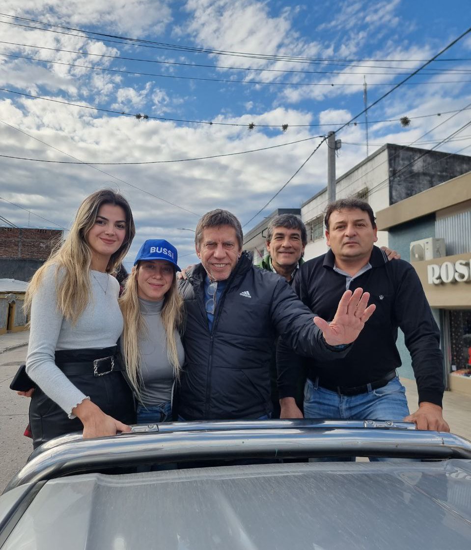 josebussi's tweet photo. ¡Linda tarde de viernes en Aguilares! Arrancamos caravana junto a @ricardobussi, Mario Casali y nuestros candidatos a Intendente Beto Brizuela y Florencia Soraire, candidata a concejal @JMilei taaan cerca de la batalla 💪🏻🇦🇷

#Tucuman 
#BussiMilei
#Milei2023 https://t.co/bOHZe3i9XM