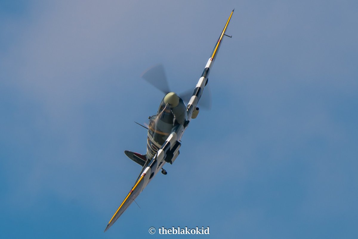 theblakokid's tweet photo. #AB910 dancing through the blue skies @RAFBBMF https://t.co/HWzj8ltEuf