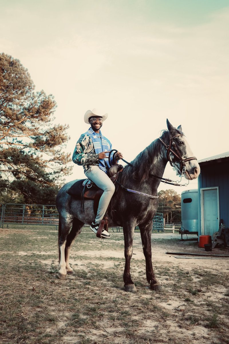 A Man With A Bucket Hat & A Camera tweet media