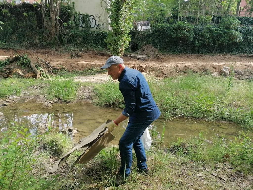 Aj_ElCatllar's tweet photo. 📸 IMATGES l L'alcalde del Catllar, @JoanMensa, ha participat avui en la recollida de deixalles al voltant del #riugaiá i ha aprofitat per agrair la responsabilitat als alumnes de l'@Escola_Agulla en un acte en benefici de la comunitat #europeancleanupday https://t.co/AKOtlCUxsL