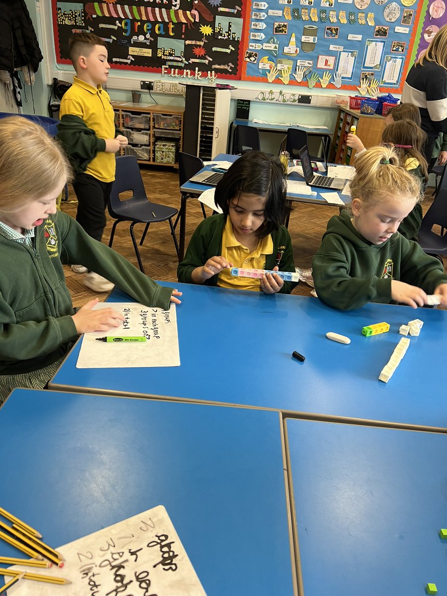 PlasmarlPrimary's tweet photo. Using our classroom resources to help us understand multiplication and division #plasmathsandnumeracy https://t.co/aXbRCNDtxe