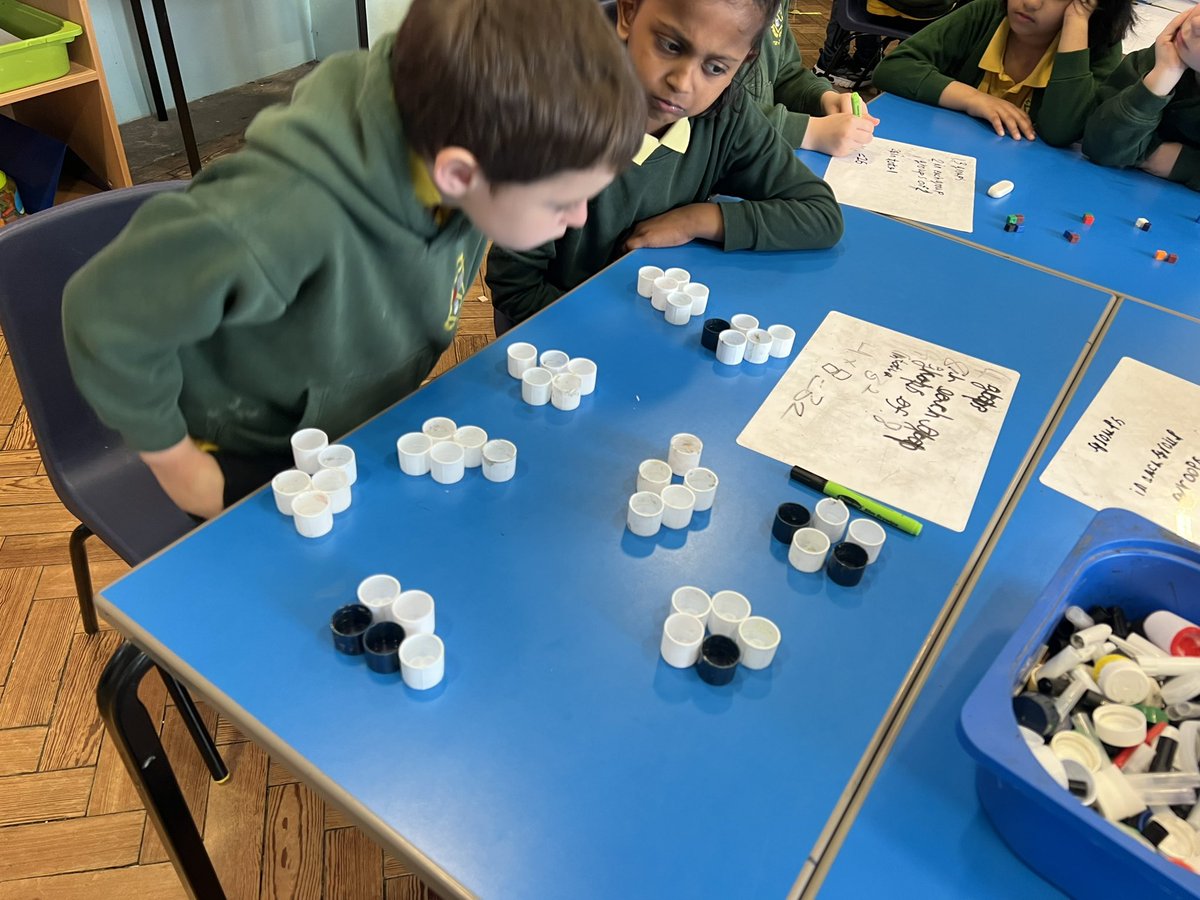 PlasmarlPrimary's tweet photo. Using our classroom resources to help us understand multiplication and division #plasmathsandnumeracy https://t.co/aXbRCNDtxe