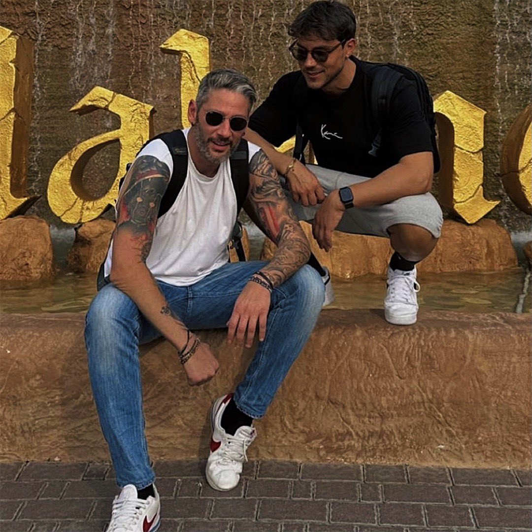 TrueLoveDany's tweet photo. Trovate qualcuno che vi guardi come Daniele guarda Edo 😍😂!
#incorvassi #oriele #dalvassi https://t.co/r0MsIKAwhP