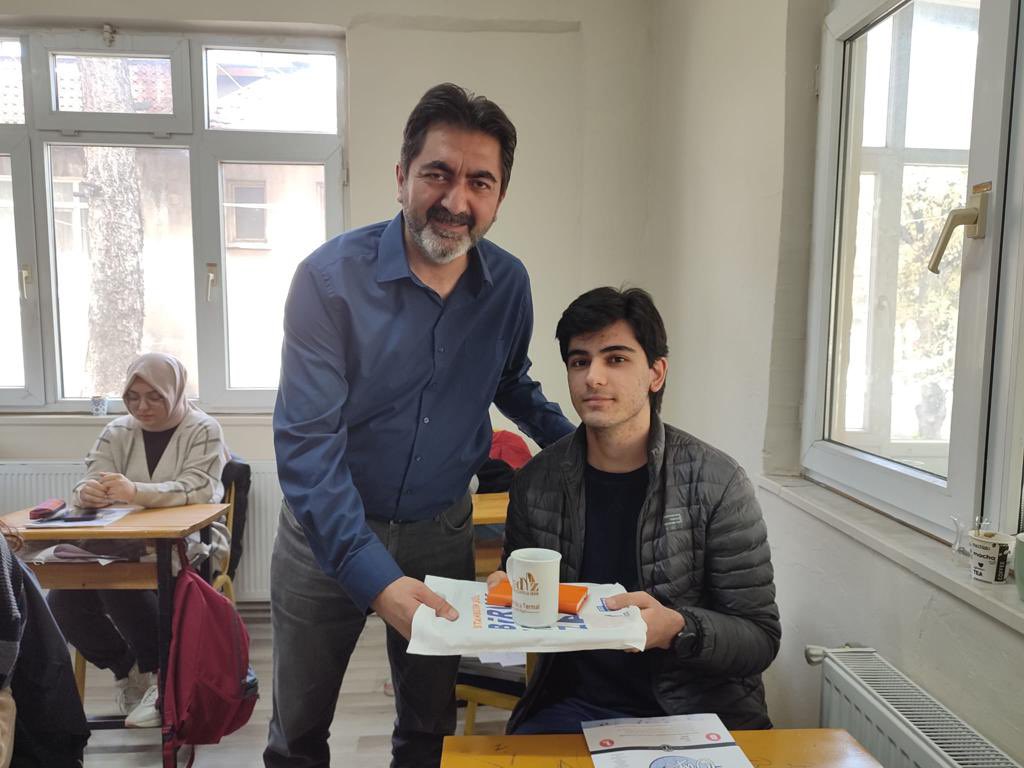 gedizgencliksk's tweet photo. 2️⃣ Gediz Belediye Başkanı Muharrem Akçadurak, kulüp binamızda gençlerimizi ziyaret edip kendilerine çeşitli hediyeler takdim etti. Kulüp başkanımız Av.Mesut Yörük ile birlikte yaklaşan sınav tarihi öncesi genç kardeşlerimize moral ve motivasyona yönelik konuşma yaptılar. https://t.co/AtShGg07HU