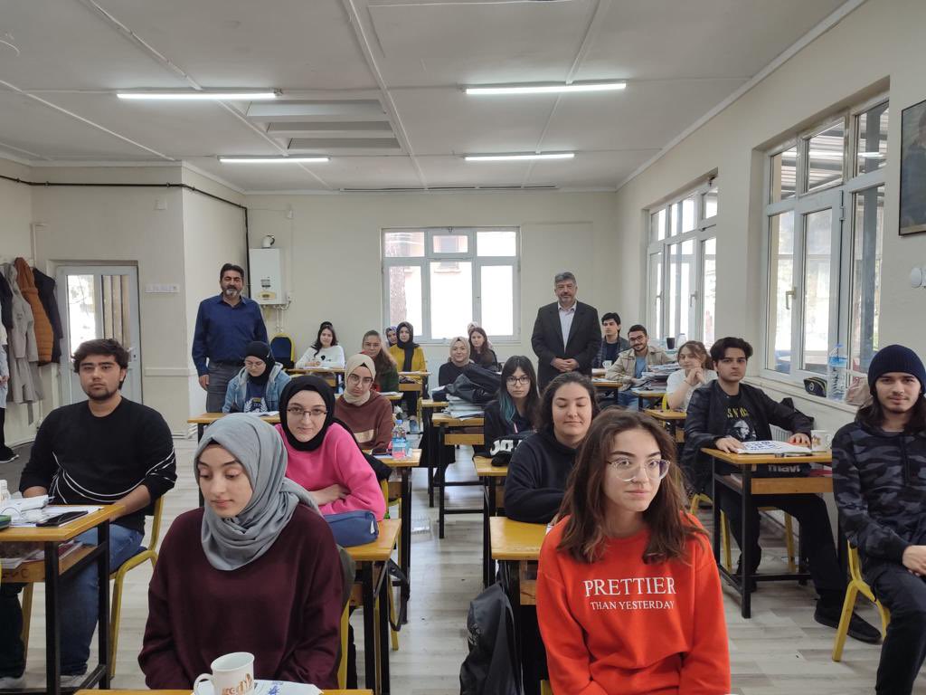 gedizgencliksk's tweet photo. 2️⃣ Gediz Belediye Başkanı Muharrem Akçadurak, kulüp binamızda gençlerimizi ziyaret edip kendilerine çeşitli hediyeler takdim etti. Kulüp başkanımız Av.Mesut Yörük ile birlikte yaklaşan sınav tarihi öncesi genç kardeşlerimize moral ve motivasyona yönelik konuşma yaptılar. https://t.co/AtShGg07HU
