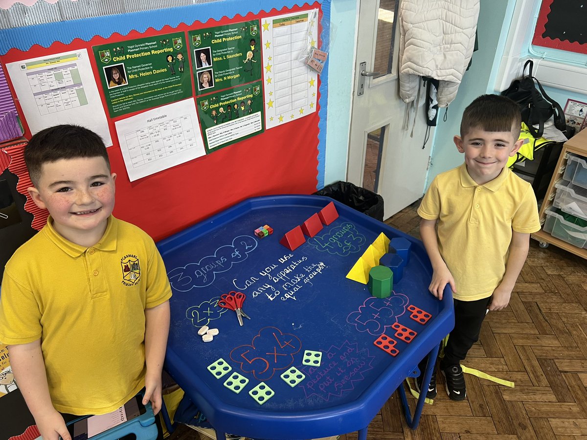 PlasmarlPrimary's tweet photo. Using our classroom resources to help us understand multiplication and division #plasmathsandnumeracy @plasmarlyear2 https://t.co/1YlIB5Tr6I
