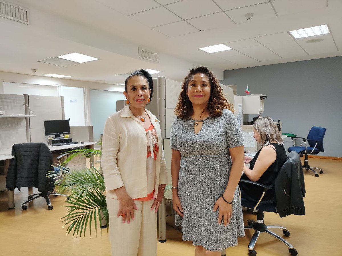 IvonneOlascoaga's tweet photo. Aquí seguimos trabajando desde el #CentroCívico del #MunicipioDeQuerétaro. #Regidoras #Morena #mujer @DraLarrondo https://t.co/8kFLkRH3H4