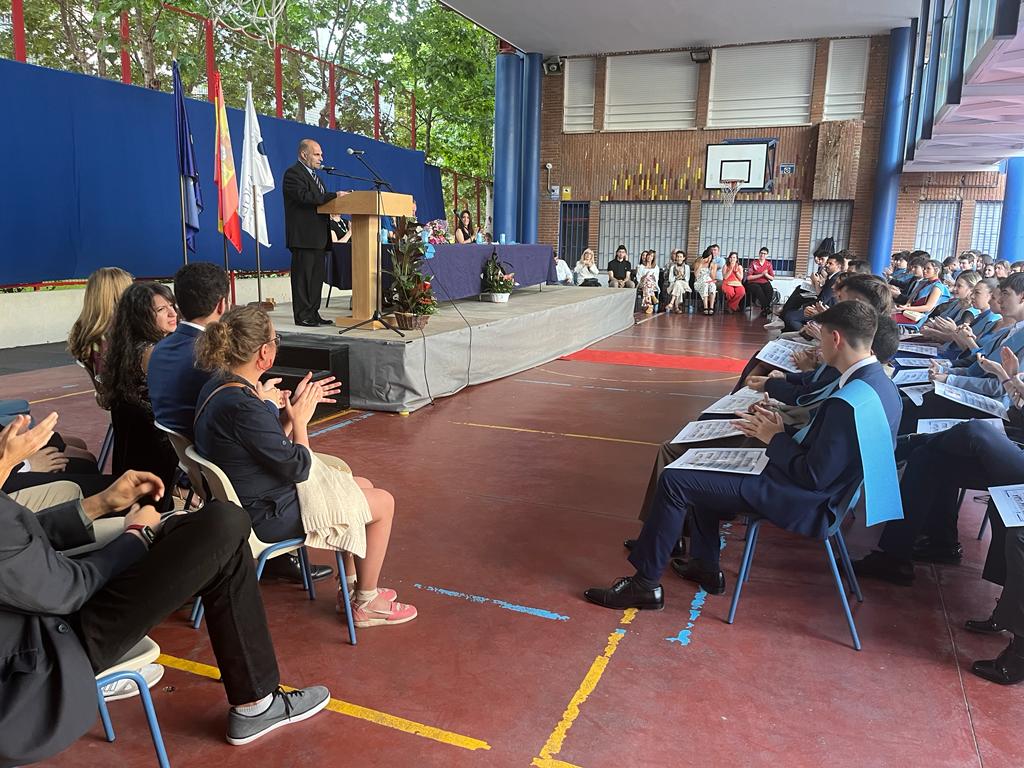 colegioarcangel's tweet photo. 👨🎓Hoy ha tenido lugar el acto de despedida y homenaje de la XXII promoción de nuestros alumnos de 2º de #Bachillerato y del #ProgramaDiploma.
Una ceremonia de #graduación cargada de emoción, discursos conmovedores, bonitas vivencias.
👏¡ENHORABUENA, GRADUADOS! https://t.co/UGJ9luacEd