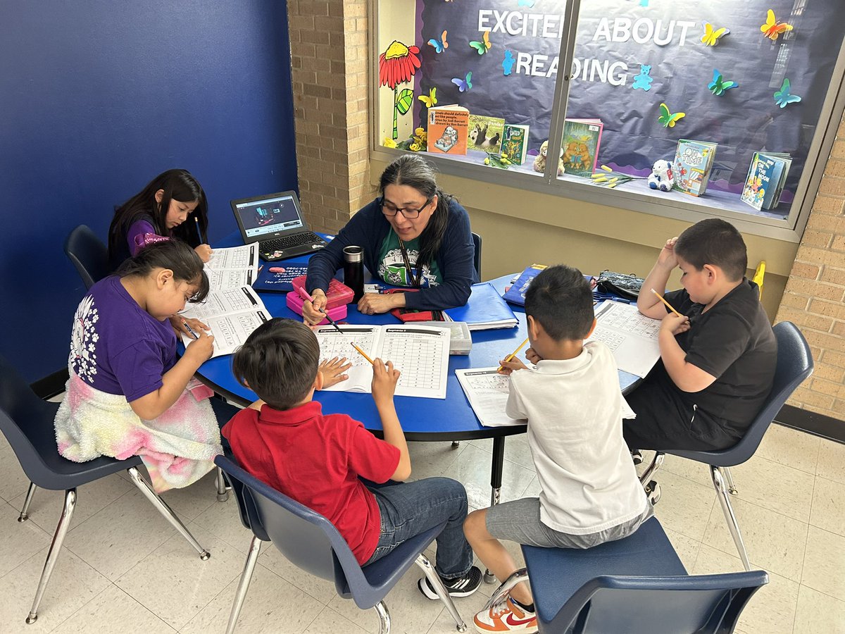 Shout out to Ms. Chavez for her dedication to our #bilingual students! She meets with daily to reinforce #Spanish reading @ShawBulldogs #ExcellencePrideAndInnovation #ConGanasWeCan @mesquiteisdtx