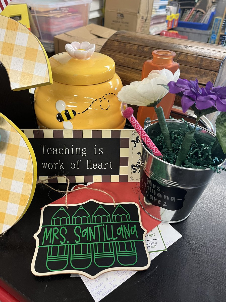 tere_santillana's tweet photo. Feeling appreciate this week. Happy teacher appreciation week!Thank you @MTEMustangs @MTEMustangsPTA
#RISDLitandInt
#RISDbelieves
#RISD_Soar✈️✈️✈️
#BLCINT https://t.co/njHZro5TkM