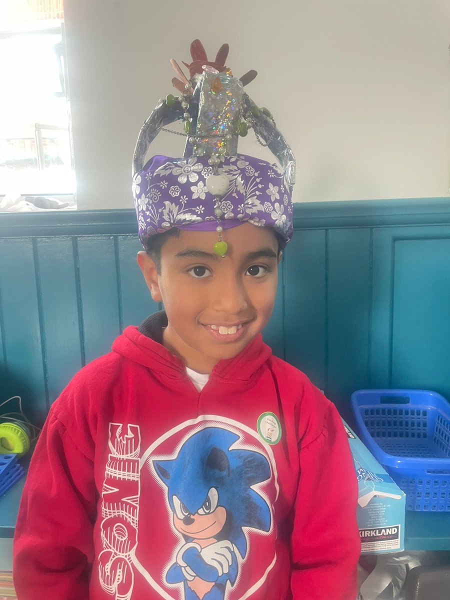 LinksSchool's tweet image. Amazing effort today from the pupils of Links Primary. We held a hacking challenge to make 👑 out of recyclable/ sustainable materials (a little nod to our eco- friendly 🤴)
🎉congratulations to our 5 winners from each key stage🎉 #Coronation #hackingchallenge #recycled