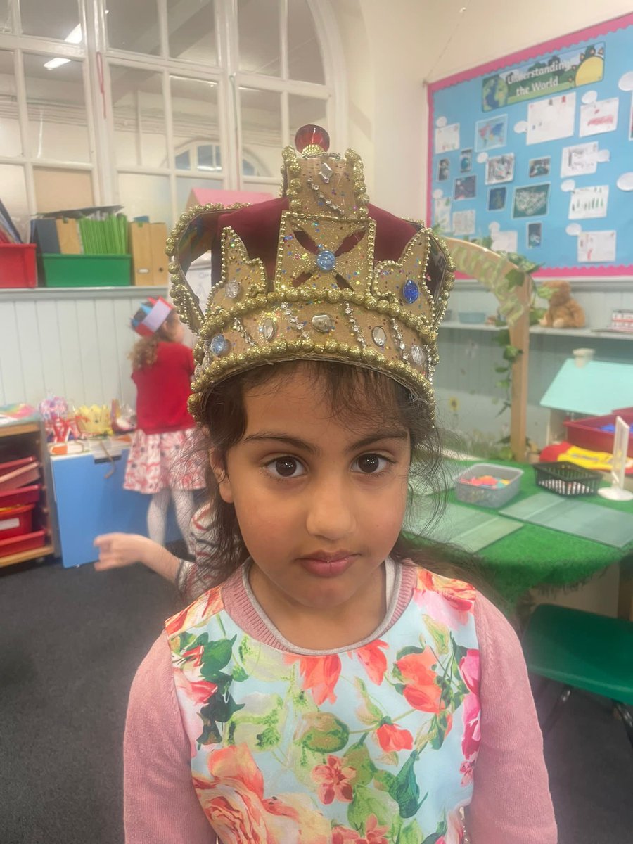 LinksSchool's tweet image. Amazing effort today from the pupils of Links Primary. We held a hacking challenge to make 👑 out of recyclable/ sustainable materials (a little nod to our eco- friendly 🤴)
🎉congratulations to our 5 winners from each key stage🎉 #Coronation #hackingchallenge #recycled