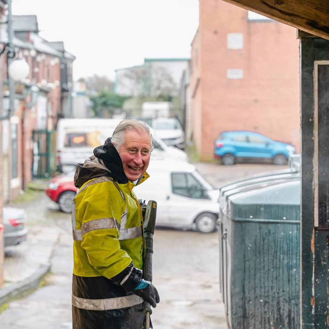 PhoenixBrewery1's tweet photo. Nice of Charlie to pop by the Brewery, before the big day...even mucked in cask washing! 🤣🍻👑

Enjoy the Bank Holiday! https://t.co/AVmJ2T3LrH