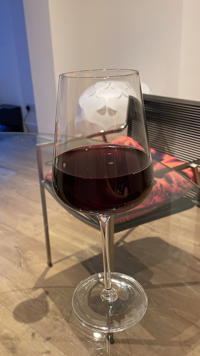 GabsWrites's tweet photo. No ma, acabo de tener una Epifanía...un callo es un zombie de piel... Inspirada por esta segunda copa de tinto de verano. https://t.co/2hLpLIzXkC