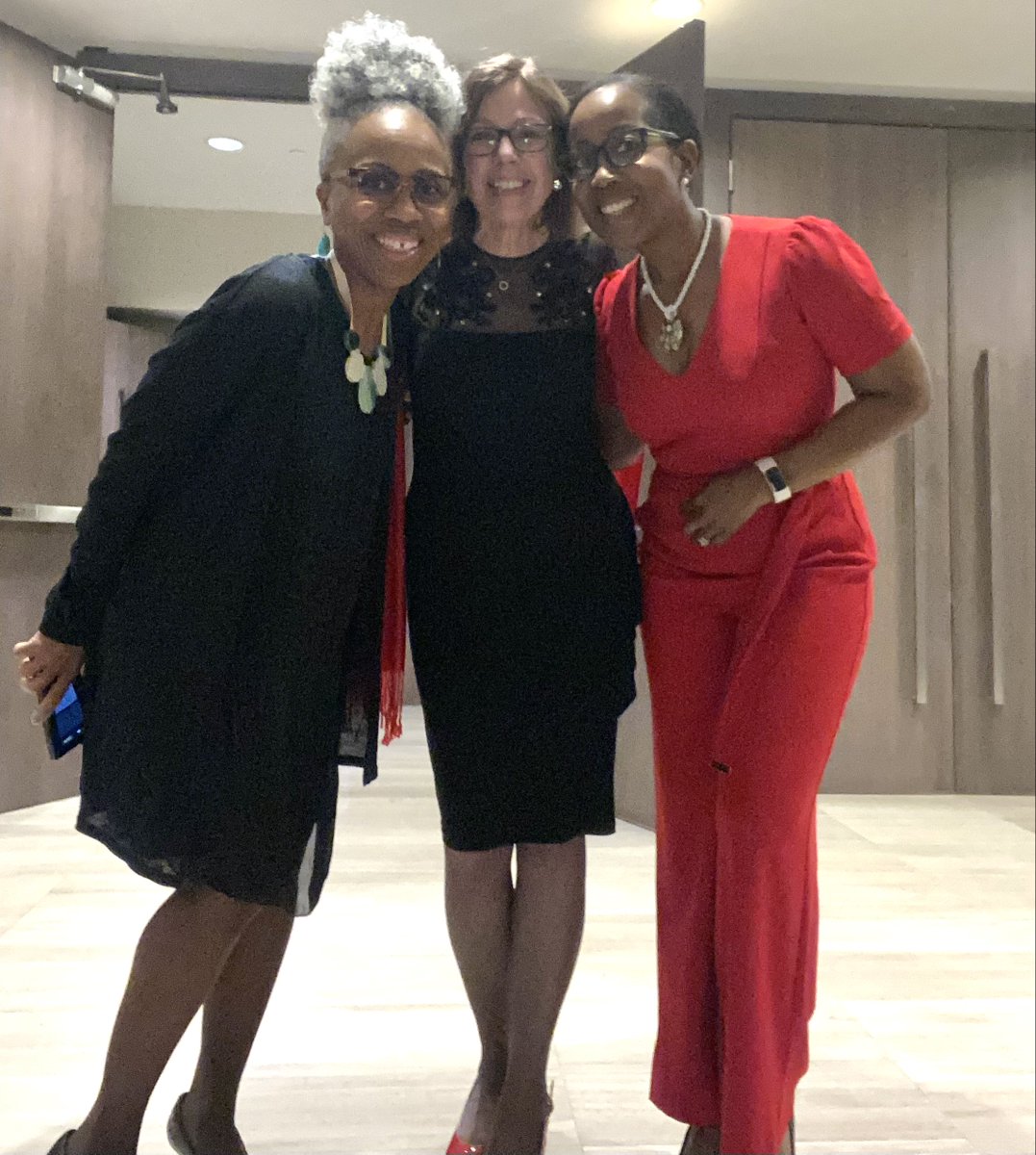 pictoronto's tweet photo. Shoutout again to all the @IABCToronto #OVATION23 award winners and the volunteers and sponsors who made last night's gala happen. Hey, way to represent PIC @jdebique @SueHorner and @trulyarlene! https://t.co/RZS0VwOHPc