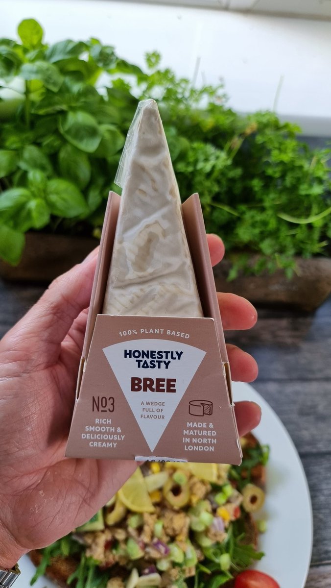 Aaronvegan's tweet image. I'm so excited to try these tuna-free flakes!

42g of protein in this meal 💪🏻

Made from pea protein, seaweed &amp;amp; flaxseed oil.

A great source of omega 

Topped with Bree

#fishfree #vegan #vegantuna #plantprotein