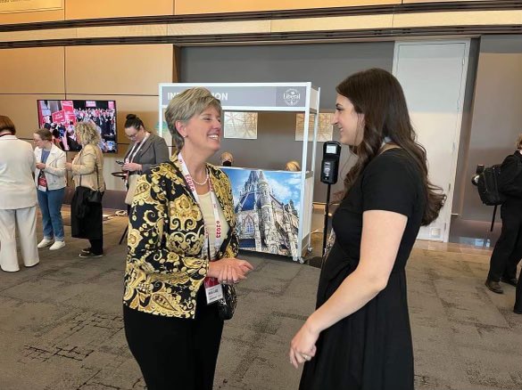 J’ai grandi au Québec et cogné à mes premières portes en français. Toutes mes expériences avec ce parti ont été vécues dans nos deux langues officielles - et j’y tiens profondément.
