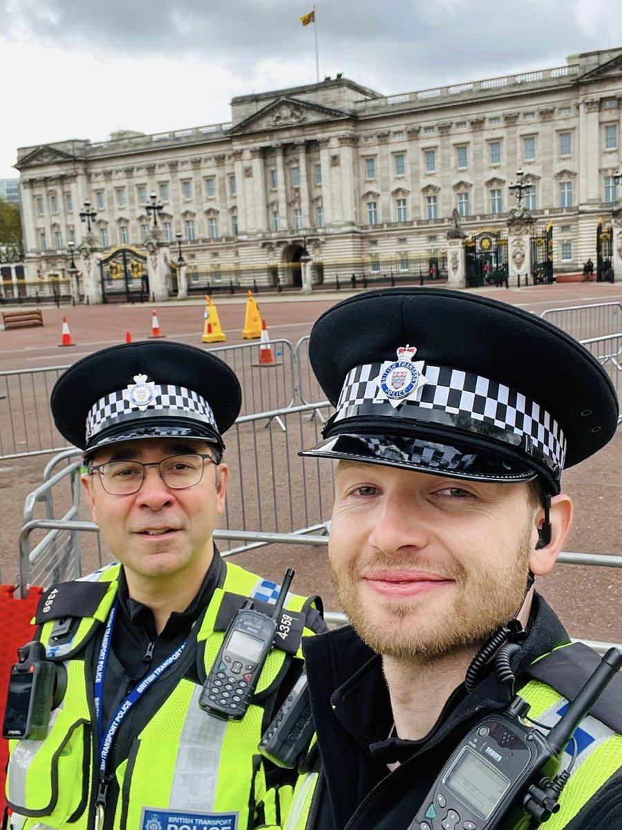 Special Constables Ansari and Taylor checking out Buckingham Palace ahead of tomorrow’s #Coronation 

We have dozens of volunteer Specials 👮👮‍♂️on duty over the weekend providing extra security to those travelling and celebrating.

#BritishTransportPolice #Railways 🚔🚂👑