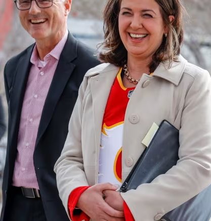 JasonOnTheDrums's tweet photo. #Ableg

Remember as Alberta burns…

Danielle Smith and the UCP opted to give:

💰 $330,000,000 to a BILLIONAIRE to buy a hockey arena 

🔥 $0 to help Alberta fight wildfires 

Priorities Matter.

Danielle Smith is UNTRUSTWORTHY https://t.co/S0uGGJFAr6