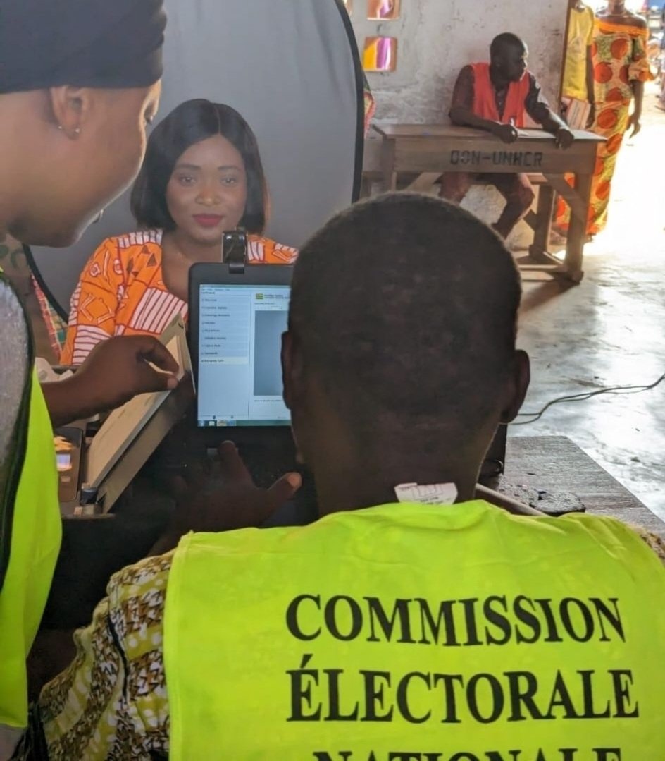 GuezereMedewe's tweet photo. Dans la #Zone1, le #Recensement #Électoral est prorogé au 8 Mai👍🏼Pour pouvoir #Voter, il faut d'abord avoir la #Carte d'électeur. 
Faites comme moi, en vous faisant enrôler. 
Mme le Ministre du MDBAJEJ #MyriamDOSSOU, était en visite jeudi dans l'un des centres d'enrôlement. https://t.co/lNHvg1n4Xo
