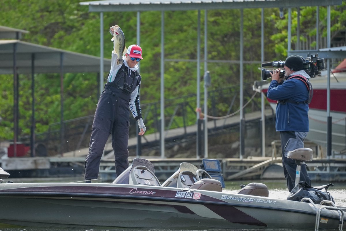 MajorLeagueFish's tweet photo. Tune in to https://t.co/rSvmNb83I2 NOW to see which pros will live to fish Lake of the Ozarks another day for the @TackleWarehouse @phoenixbassboat Stop 4 Presented by @MystikLubes event.
#WEAREbassfishing #liveweighin https://t.co/Ms77SpNUl5