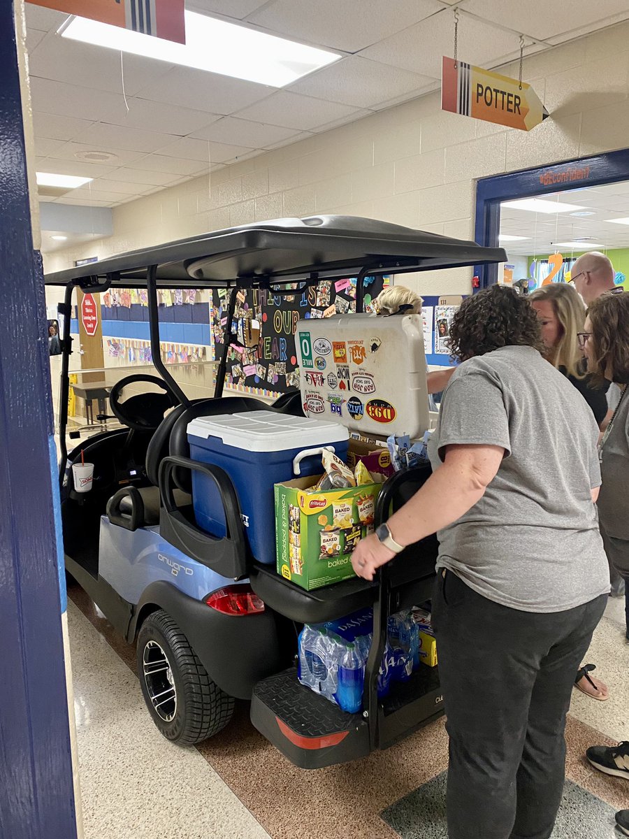 When the snack cart comes through the hall at the end of a full moon Friday… 🙌🏼🙌🏼<a href="/BriarwoodES/">Briarwood Elementary</a>