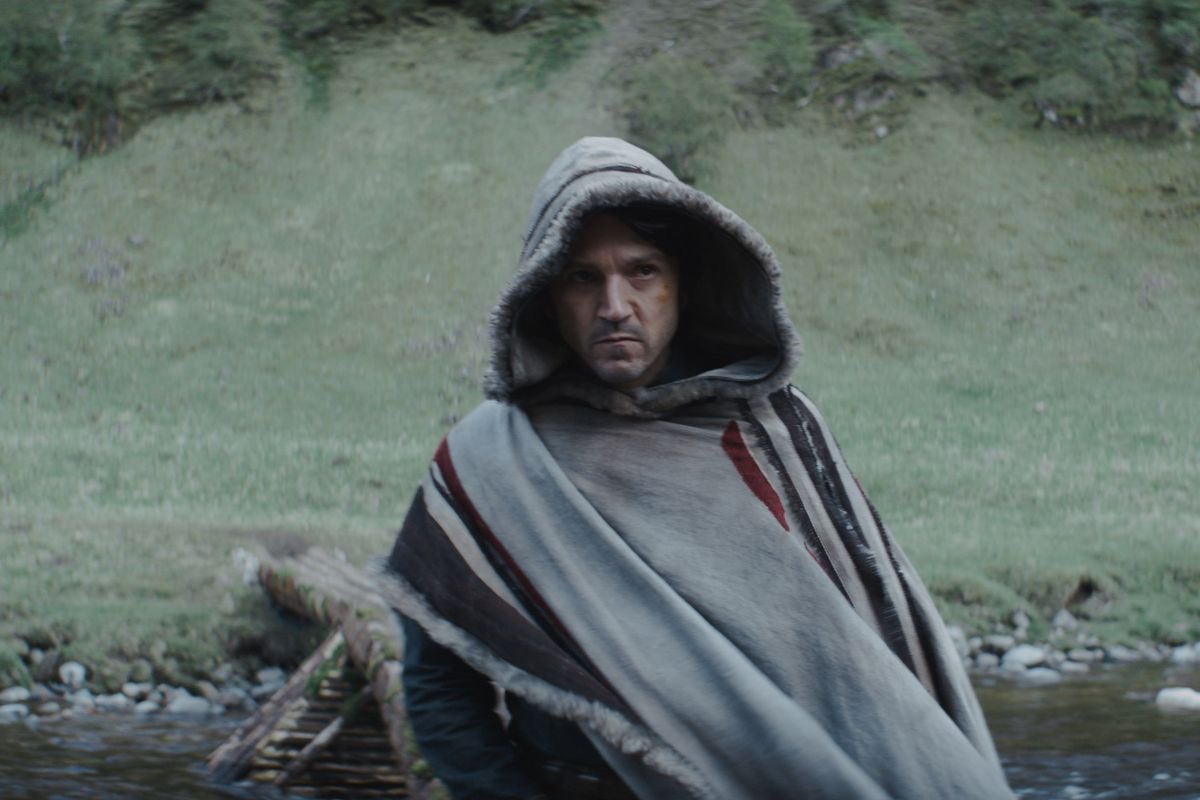 DiscussingFilm's tweet photo. ‘ANDOR’ Season 2 is still continuing production. Tony Gilroy is not on set but he is still working as a producer on non-writing elements.

(Source: https://t.co/dbTJxDutwg) https://t.co/qCGfje2nNV