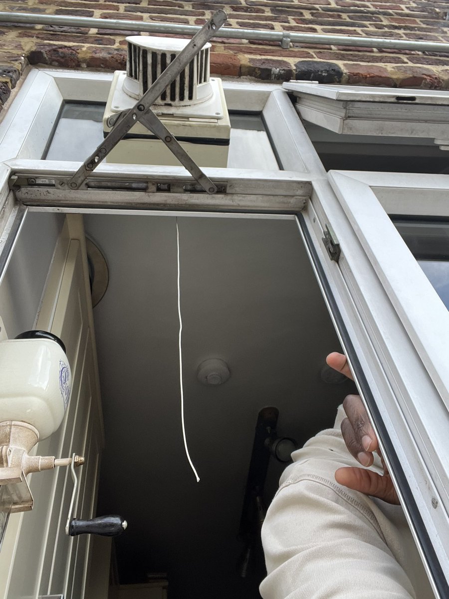 MckNastyMusic's tweet photo. @lambeth_council 
You people are on your own thing this is wild!!! 
How can I be closing the window in my kitchen and this happens???
I’ll tell you how! 
I’ve been complains about this issue for 2 years and nothings been done thank god no one was hurt 🫣
LAMBETH COUNCIL 👀 https://t.co/FR54Ijp0Wi