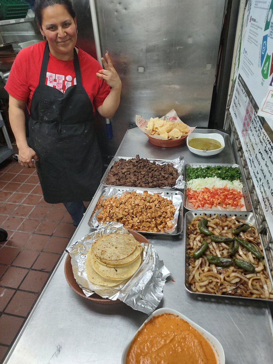 davepaschal1's tweet photo. Cinco de Mayo taco party at Chili's McCarran!! #chilislove https://t.co/psygAhaAwn